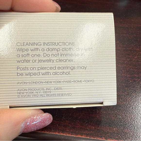 Avon Silvertone  Floral Engraved hoop clip Earrings size small NIB 1992 - Picture 3 of 5